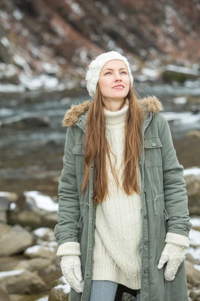 Reiziger in berg in de vroege winter — Stockfoto