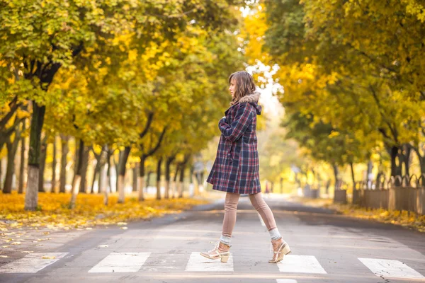 Jeune femme qui traverse la rue, marche sur la route — Photo