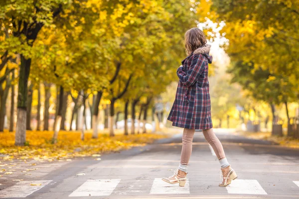 Ung kvinna passerar street, gå på vägen — Stockfoto