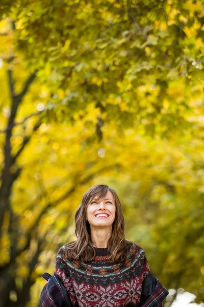 Belle fille se reposant dans le parc d'automne dans un pull tricoté en laine — Photo