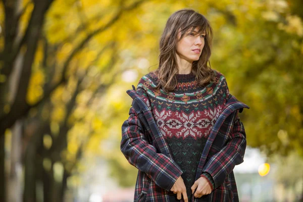 Belle fille se reposant dans le parc d'automne dans un pull tricoté en laine — Photo