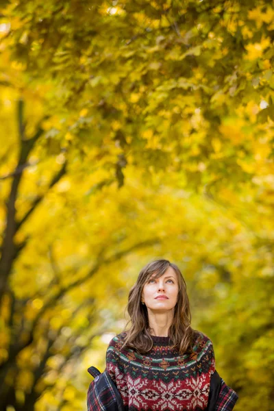 Herfst vrouw in herfst park — Stockfoto