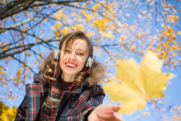 Mooi meisje geniet van herfst warme ochtend over herfst boom en blauwe hemel — Stockfoto