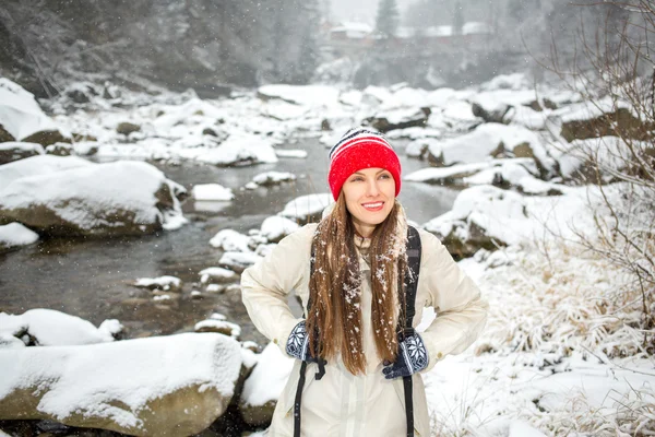 Zimní Cestování žena — Stock fotografie