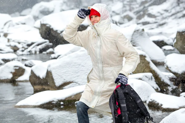 Inverno donna di viaggio — Foto Stock