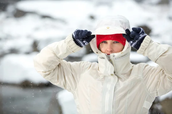 在山中徒步旅行女人。特写肖像 — 图库照片