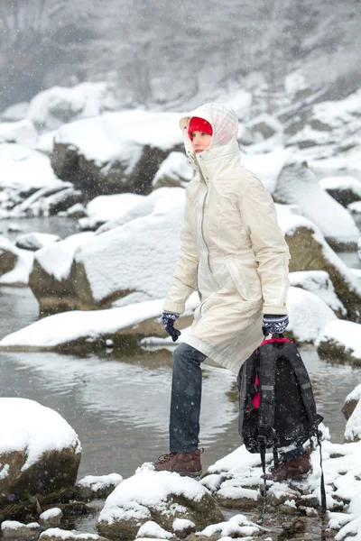 Winter reizen vrouw portret — Stockfoto
