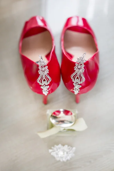 美丽的珠宝耳环红色婚礼鞋上 — 图库照片