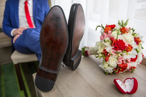 Brudgummen avkopplande i ett hotellrum — Stockfoto