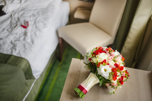 Wedding bouquet in a hotel room — Stock Photo, Image