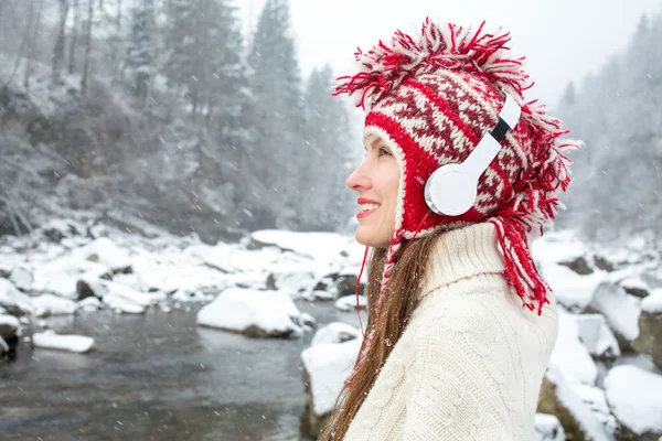 Müzik dinleyen çekici genç bir kadın. — Stok fotoğraf