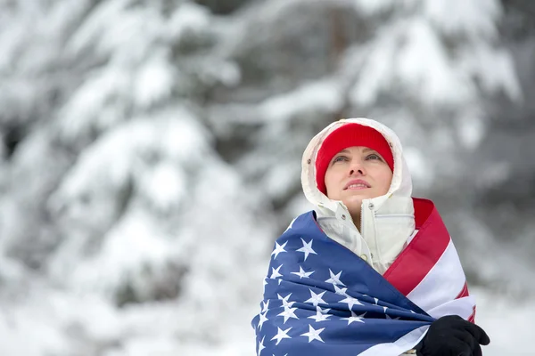 若いアメリカ人旅行者は、彼女の冬の休暇のアウトドアをお楽しみください。 — ストック写真