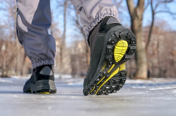 Winter laarzen lopen op besneeuwde ijzel weg — Stockfoto