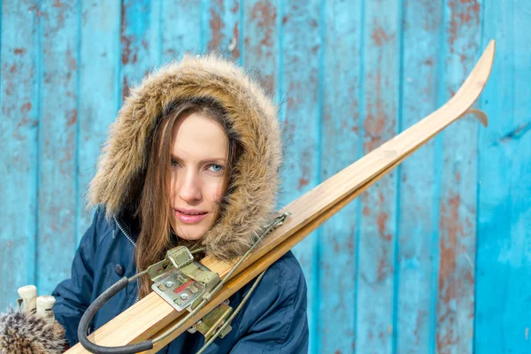 Belle femme avec ski rétro sur mur en bois vintage — Photo