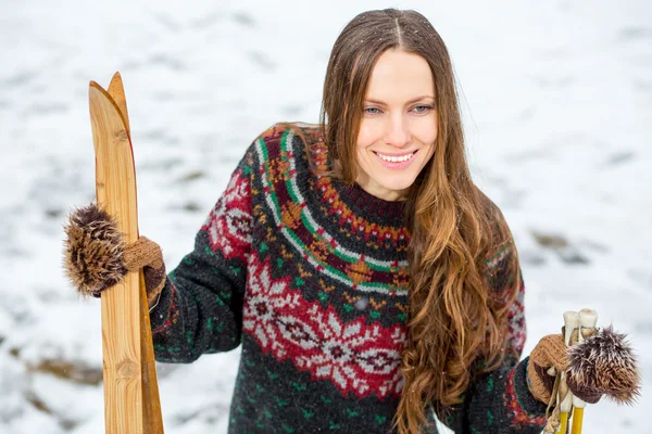 Szczęśliwa młoda kobieta z retro narciarskich na zewnątrz portret — Zdjęcie stockowe