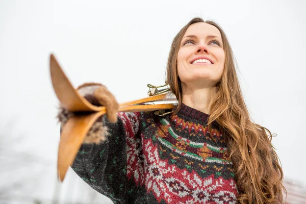 Mujer joven feliz con retrato de esquí retro al aire libre — Foto de Stock