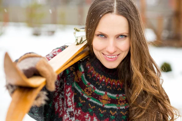 Счастливая молодая женщина с портретом ретро лыж на открытом воздухе — стоковое фото