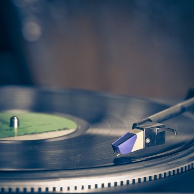 bir parça siyah vinil oynayan eski moda pikap
