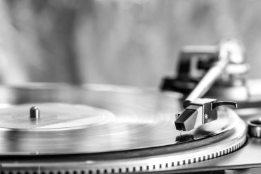 bir parça siyah vinil oynayan eski moda pikap