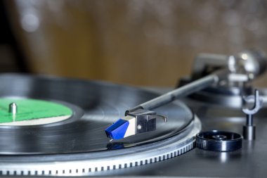 bir parça siyah vinil oynayan eski moda pikap