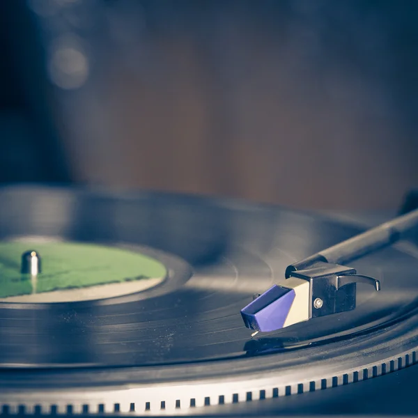 Altmodische Plattenspieler spielen einen Track aus schwarzem Vinyl — Stockfoto