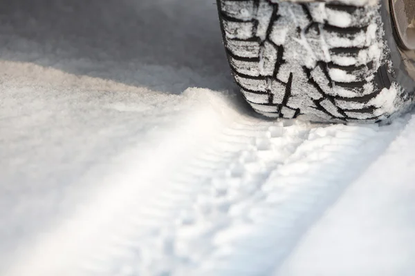 Neumáticos de coche en invierno carretera — Foto de Stock