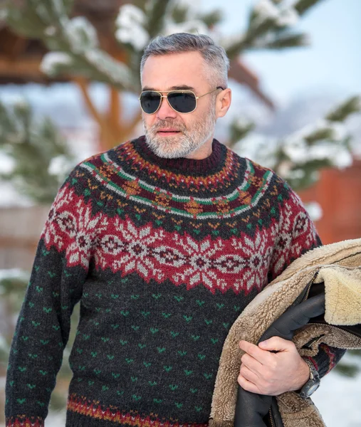 Elegante homem bonito usando óculos e camisola na moda — Fotografia de Stock