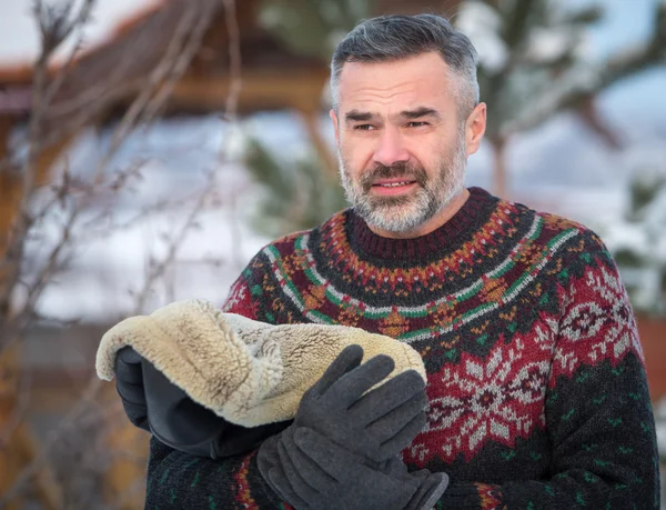 Elegancki, przystojny człowiek sobie sweter — Zdjęcie stockowe