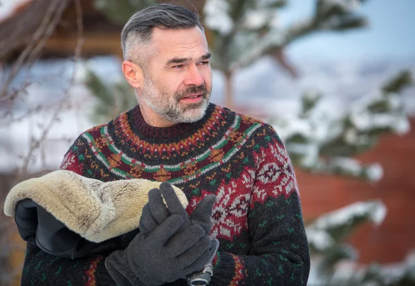 Elegantní pohledný muž na sobě svetr, venku zima portrét — Stock fotografie