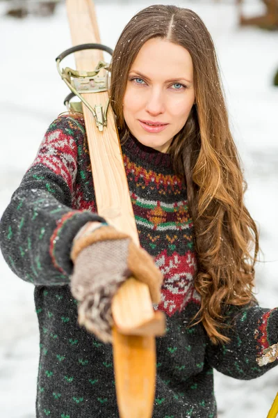 Mujer joven feliz con retrato de esquí retro al aire libre —  Fotos de Stock