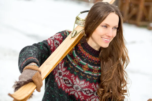 Mujer joven feliz con retrato de esquí retro al aire libre —  Fotos de Stock