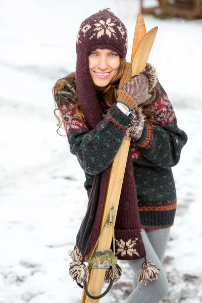 Mignon skieur avec ski rétro, portrait en plein air — Photo