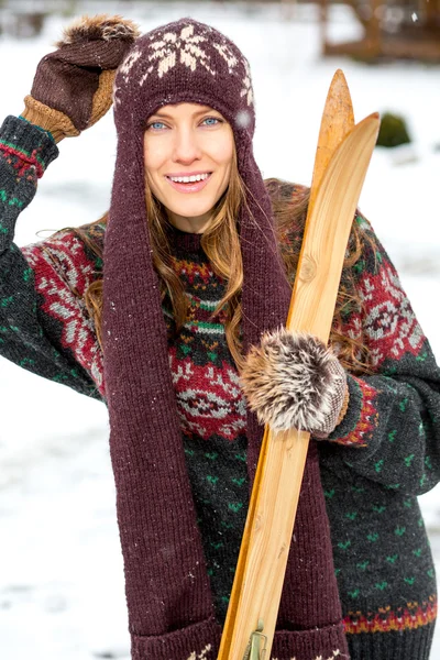 Lindo esquiador con esquí retro, retrato al aire libre — Foto de Stock