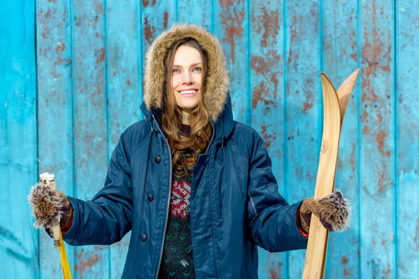 Красивая женщина с ретро лыжами — стоковое фото