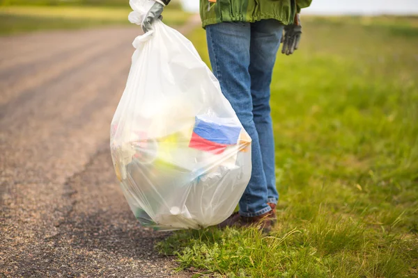 Volontär plockar upp skräp — Stockfoto