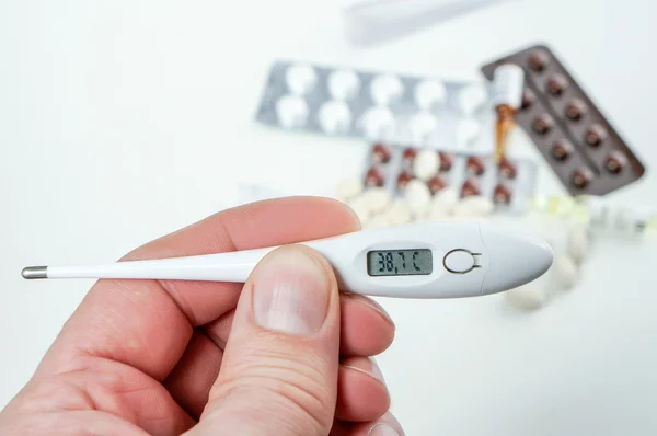 Maatregel temperatuur, wachtruimten thermometer met hoge temperatuur 38,7 man C — Stockfoto