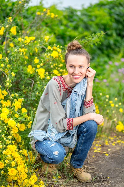 Mujer de primavera en jardín verde disfrutando del día soleado — Foto de Stock