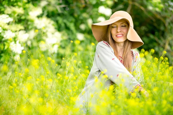 Frühlingsfrau im grünen Garten genießt den sonnigen Tag — Stockfoto