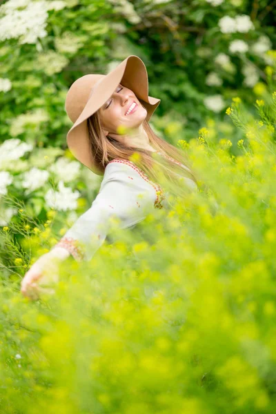 春季女人在绿色的花园里享受阳光明媚的日子 — 图库照片