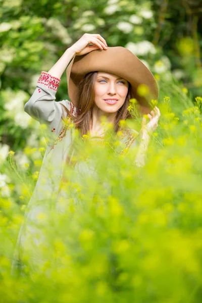 Frühlingsfrau im grünen Garten genießt den sonnigen Tag — Stockfoto