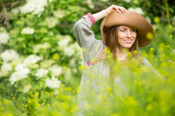 Mulher de primavera no jardim verde desfrutando do dia ensolarado — Fotografia de Stock