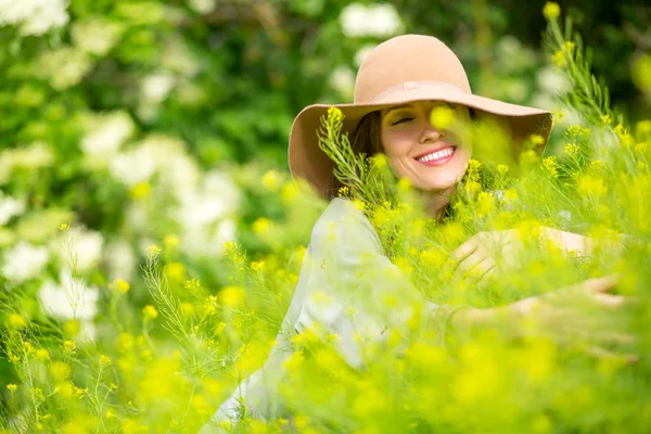 春季女人在绿色的花园里享受阳光明媚的日子 — 图库照片