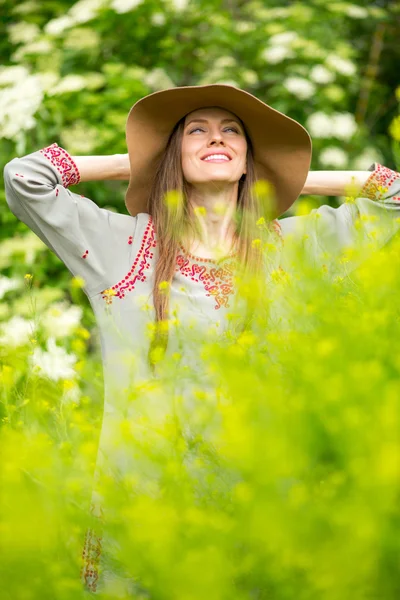 春季女人在绿色的花园里享受阳光明媚的日子 — 图库照片