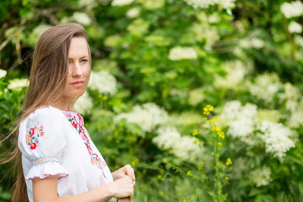 Frühlingsfrau im grünen Garten genießt den sonnigen Tag — Stockfoto