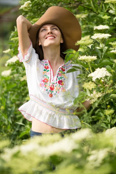Mujer de primavera en jardín verde disfrutando del día soleado —  Fotos de Stock