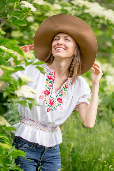 Mujer de primavera en jardín verde disfrutando del día soleado —  Fotos de Stock