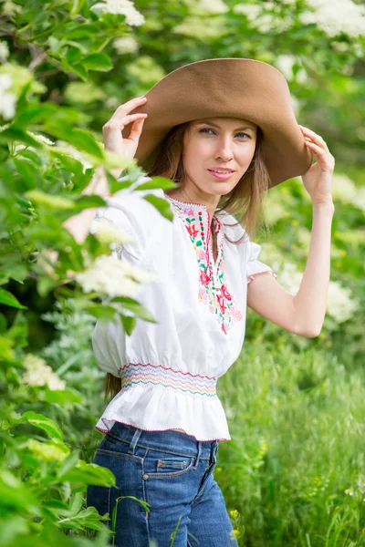 Mujer de primavera en jardín verde disfrutando del día soleado — Foto de Stock