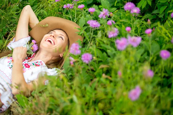 Mulher feliz no campo de verão — Fotografia de Stock
