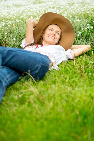 Femme heureuse dans le champ d'été — Photo