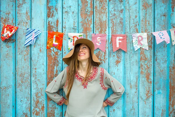 Happy hippie vrouw — Stockfoto